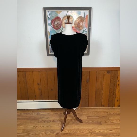 Gorgeous Halston Ruched Sleeve Black Velvet Dress! - Picture 2 of 7